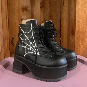 Demonia Ranger-105 Platform boots